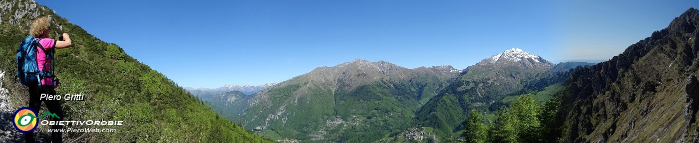 17 Vista sulla conca di Oltre il Colle con Menna, Arera, Grem.jpg